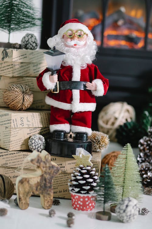 白色和红色的圣诞老人公仔 · 免费素材图片