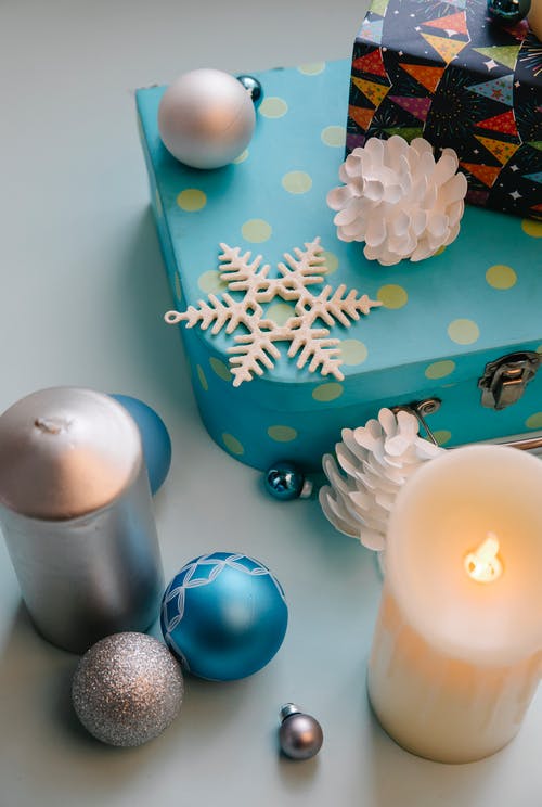 蓝色和白色的陶瓷杯，白色和粉红色的花朵 · 免费素材图片