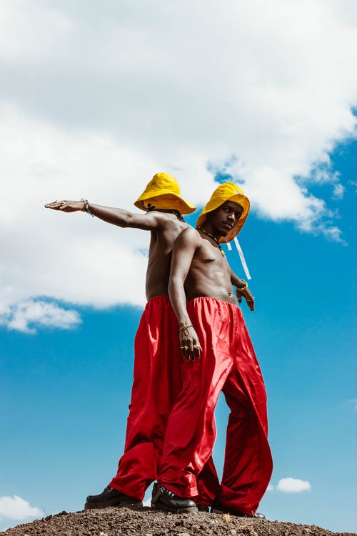 黄色帽子和红色裤子的人 · 免费素材图片