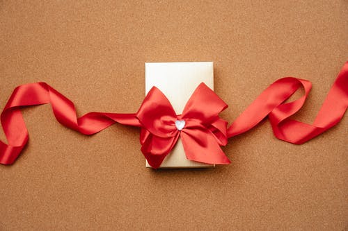 红丝带白色和红色礼品盒 · 免费素材图片