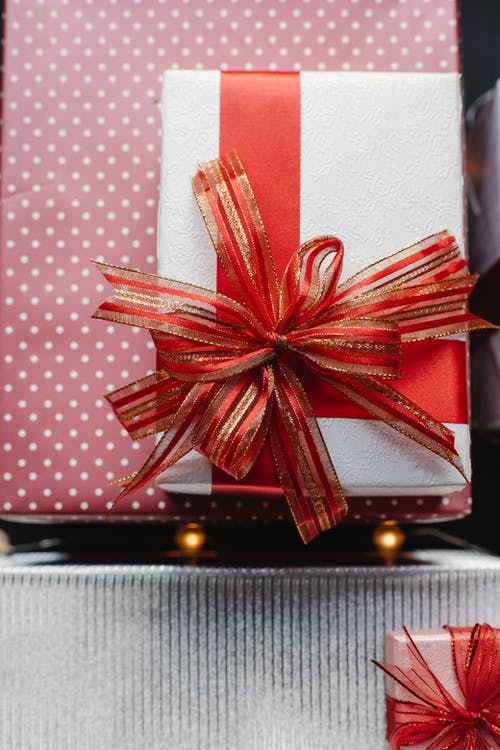 红色和白色圆点礼品盒 · 免费素材图片