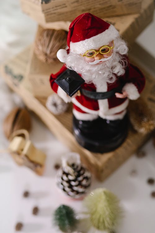 圣诞老人雕像棕色木制的桌子上 · 免费素材图片
