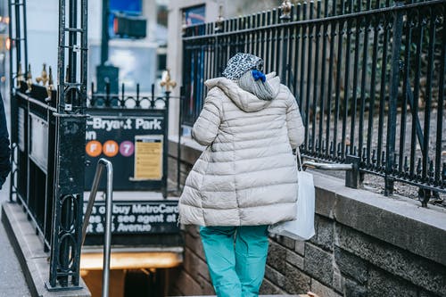 站在人行道上的灰色夹克和蓝色牛仔牛仔裤的人 · 免费素材图片