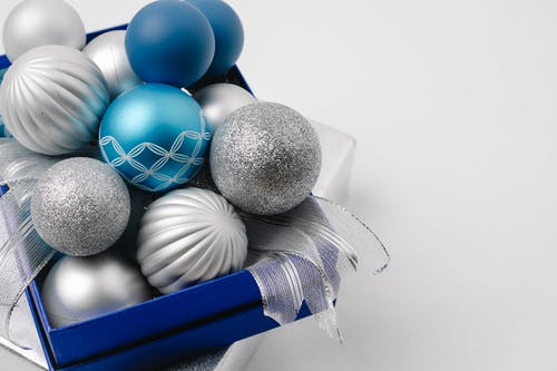 蓝色和白色纺织品上的蓝色和灰色鸡蛋 · 免费素材图片