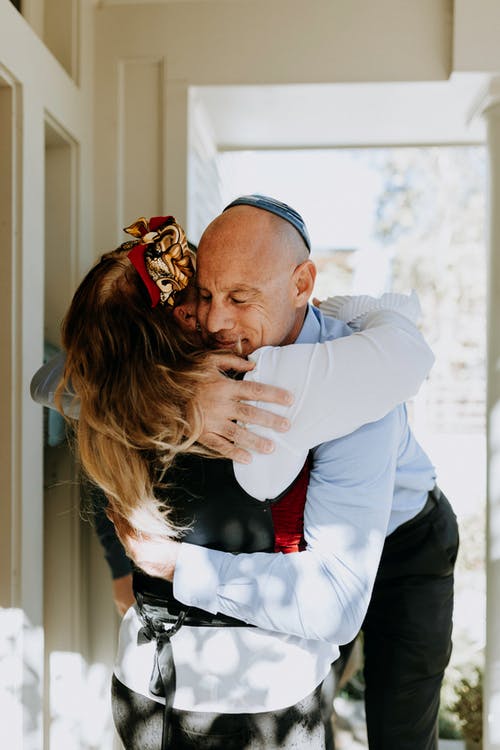 互相拥抱的人的照片 · 免费素材图片