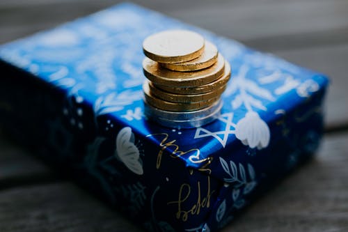 金币在礼品盒上的特写照片 · 免费素材图片