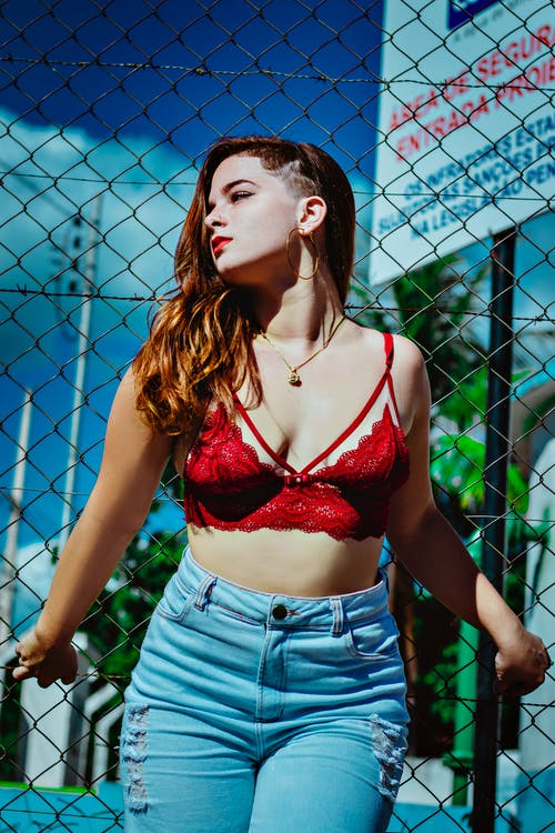 有关倚, 女人, 旋風護欄的免费素材图片