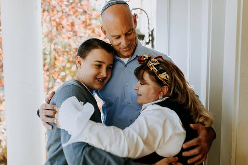家庭互相拥抱的照片 · 免费素材图片