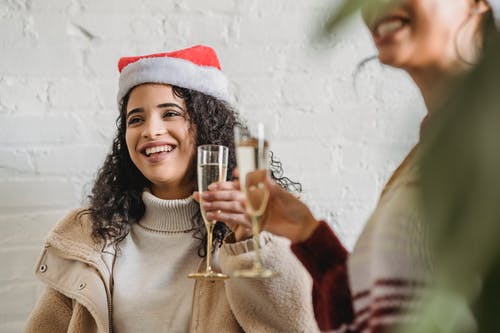 拿着金奖杯的棕色毛衣的微笑妇女 · 免费素材图片