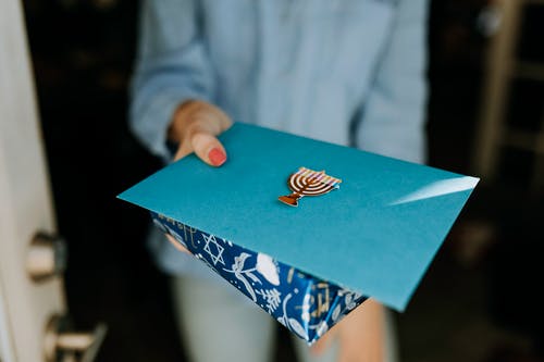 递礼物的人的照片 · 免费素材图片