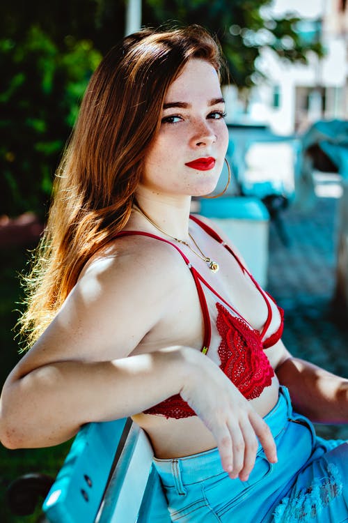 有关坐, 女人, 户外的免费素材图片