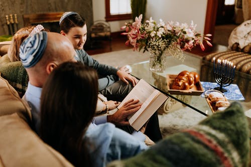 男人的照片为他的家人读书 · 免费素材图片