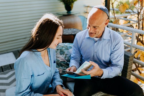 男子手持留言卡的照片 · 免费素材图片