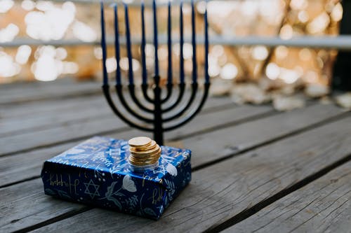 Gelts在蓝色礼物上的照片 · 免费素材图片