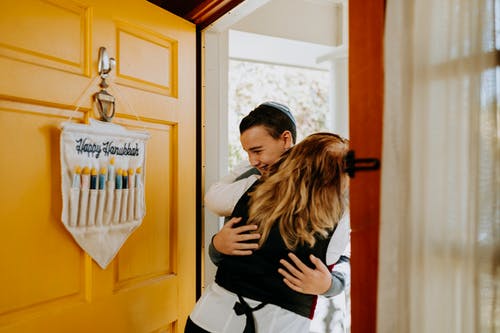 母亲抱着儿子的照片 · 免费素材图片