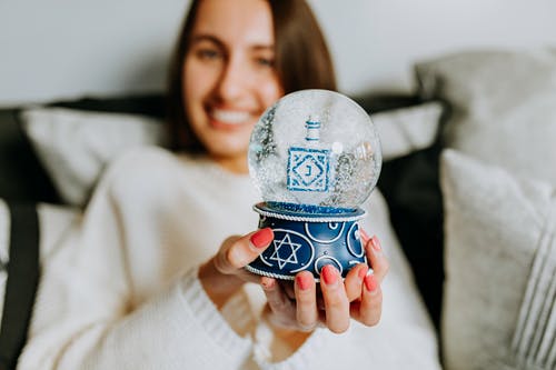 女人的照片，用手上的雪球 · 免费素材图片