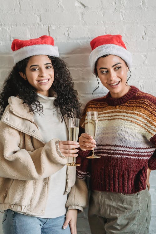 2名妇女拿着水杯 · 免费素材图片