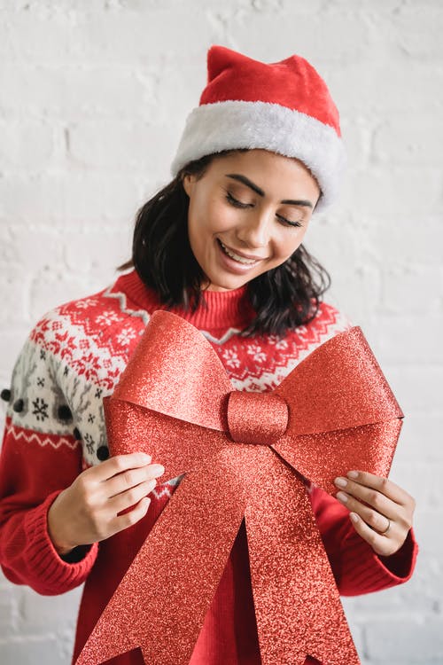 红色和白色的圆点长袖衬衫的女孩 · 免费素材图片