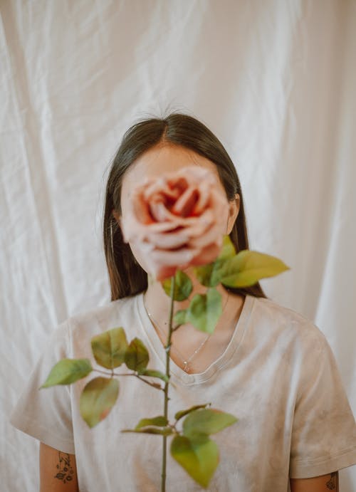 新鲜的玫瑰，对白色的女人 · 免费素材图片