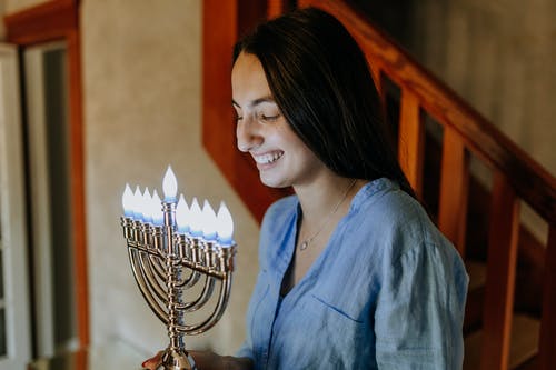 女人携带烛台的照片 · 免费素材图片