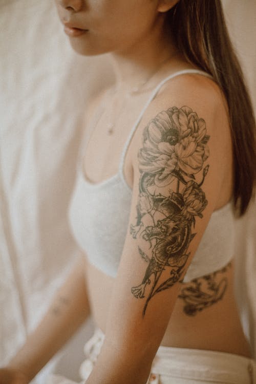 在内衣纹身的苗条女人 · 免费素材图片