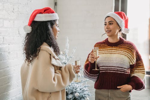 拿着红色和白色陶瓷杯的米色外套的女人 · 免费素材图片