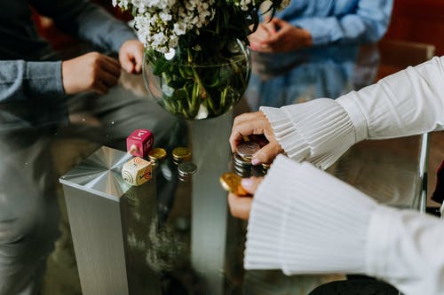 一起玩dreidel的人的照片 · 免费素材图片