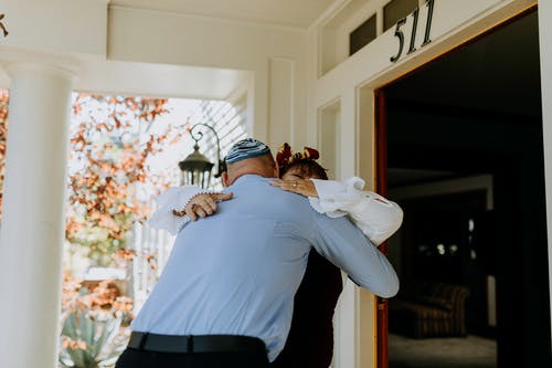 互相拥抱的人的照片 · 免费素材图片