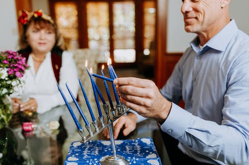 点燃一支蜡烛的人的照片 · 免费素材图片