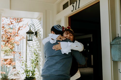 人们互相拥抱的照片 · 免费素材图片