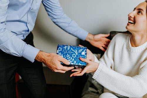 送礼物给女人的人的照片 · 免费素材图片