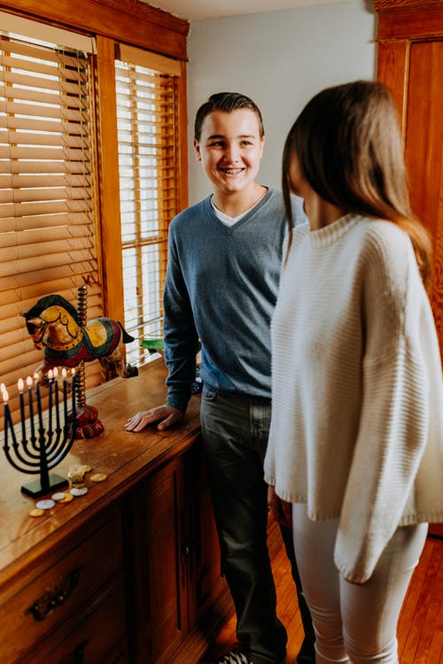 兄弟姐妹互相微笑的照片 · 免费素材图片