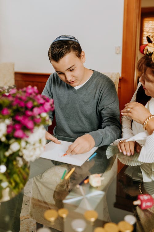 男孩在纸上画的照片 · 免费素材图片