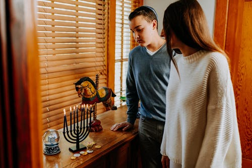 站在木桌旁边的人的照片 · 免费素材图片