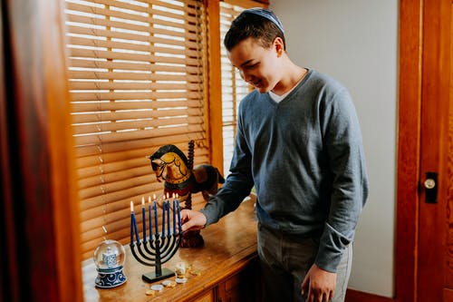 男孩的照片拿着烛台 · 免费素材图片