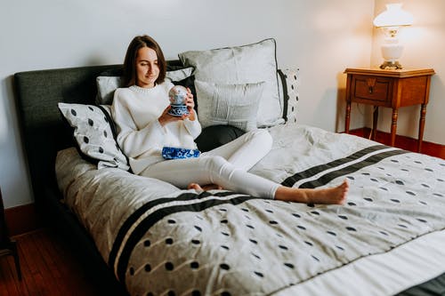 女人抱着雪景球的照片 · 免费素材图片