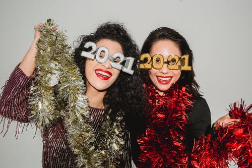 黑色和白色皮大衣，戴着白色镜框眼镜的女人 · 免费素材图片