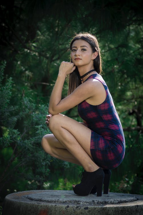 有关坐, 垂直拍摄, 女人的免费素材图片