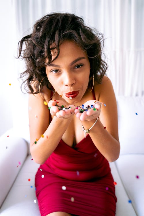 红色背心的女孩，白色和粉红色的花卉串珠的项链 · 免费素材图片