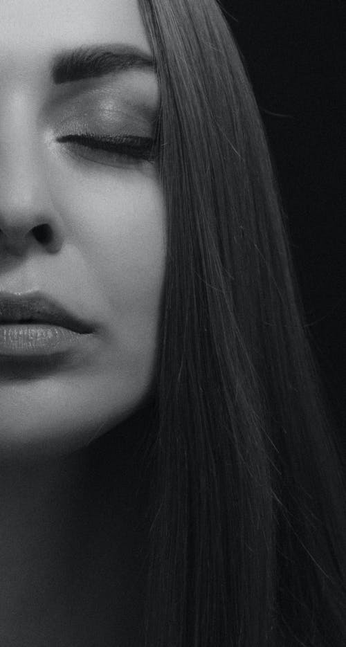 有关半张脸, 单色, 女人的免费素材图片