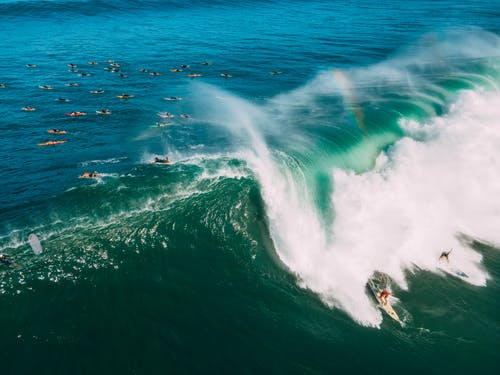 人们在大浪中冲浪的鸟瞰图 · 免费素材图片