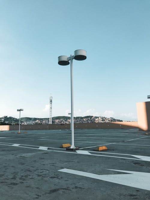 有关停车场, 开放空间, 混凝土路面的免费素材图片