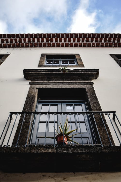 白色混凝土建筑上的黑色金属栏杆 · 免费素材图片