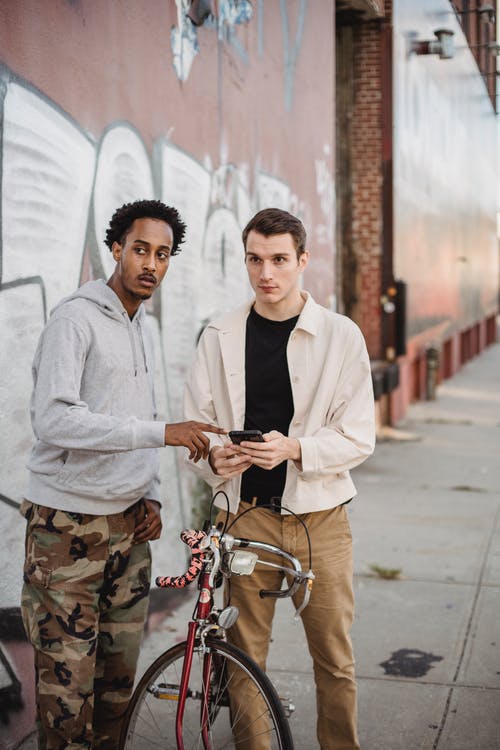 站在白色礼服衬衫的男人旁边的男人 · 免费素材图片