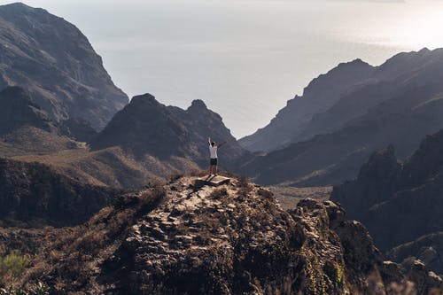有关举起手臂, 人, 健行的免费素材图片