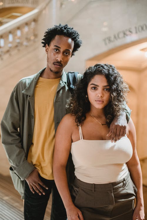 白色意大利面条表带顶部的女人在棕色西装外套的女人旁边 · 免费素材图片