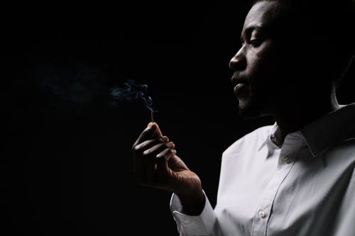 白色礼服衬衫抽烟的男人 · 免费素材图片