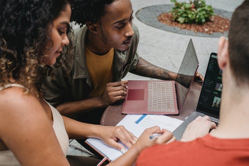 棕色纽扣衬衫坐在椅子上的男人 · 免费素材图片