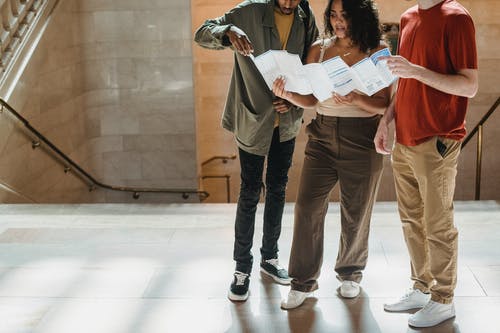 棕色裤子和白色运动鞋站在棕色裤子的女人旁边的男人 · 免费素材图片