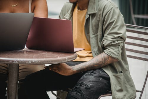 使用macbook的灰色衬衫的男人 · 免费素材图片